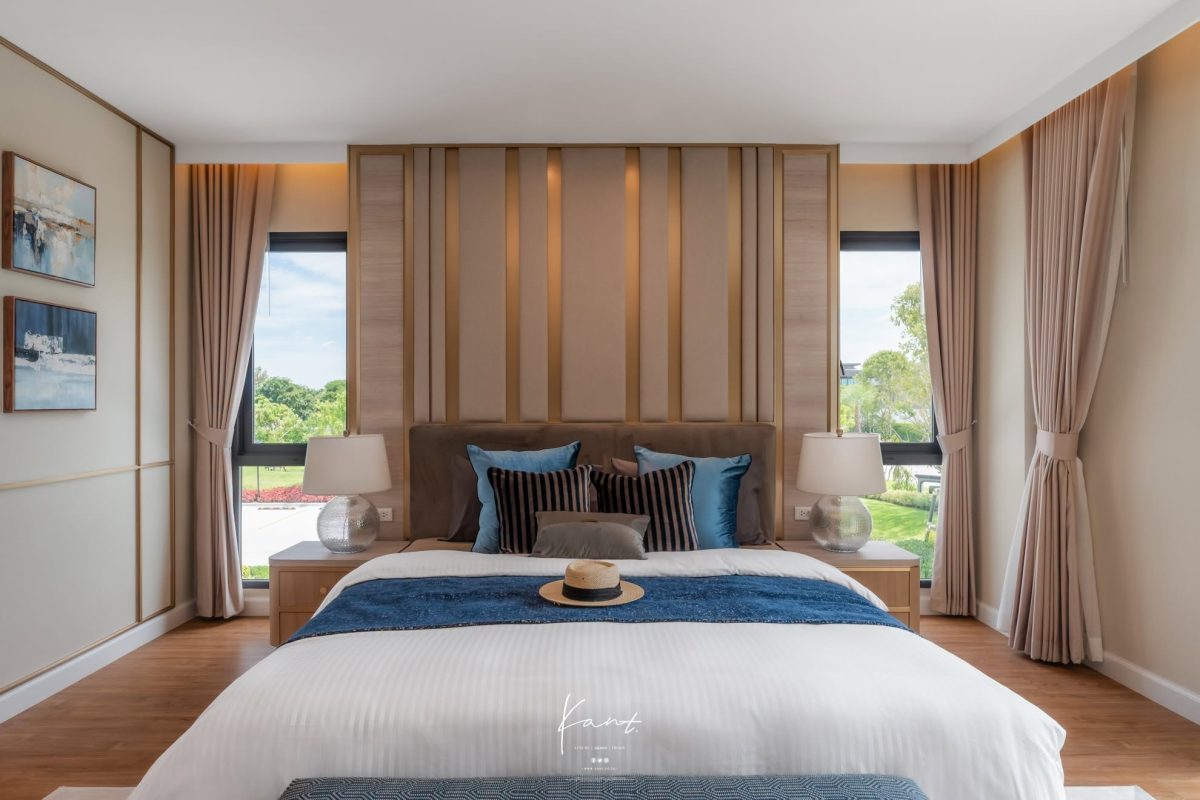 Master Bedroom ผนังหัวเตียงกรุไม้ ผ้าคลุมเตียงโทนน้ำเงิน