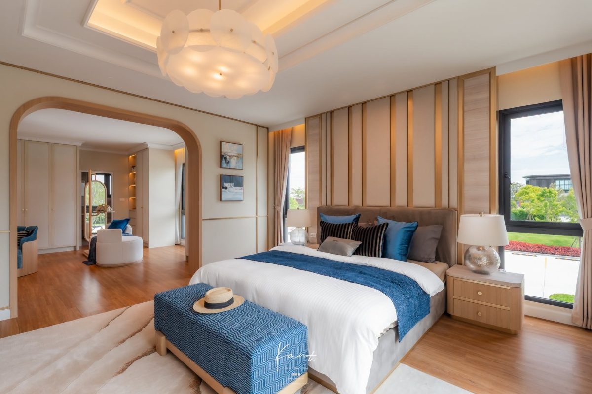 Master Bedroom ม้านั่งปลายเตียงกับโคมระย้า