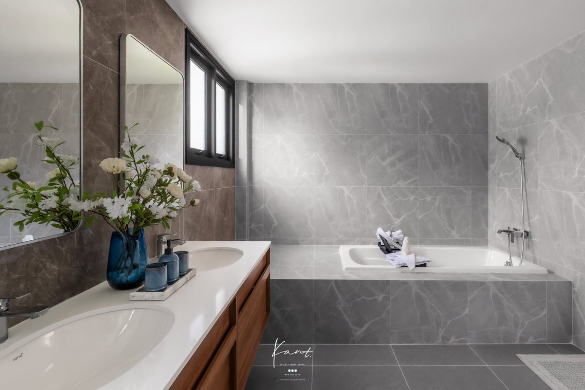 อ่างอาบน้ำแบบฝังใน Master Bathroom ผนังกระเบื้องลายหินสีเทา