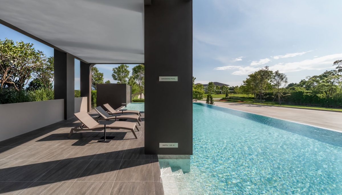 Sun Lounger ริมสระว่ายน้ำ