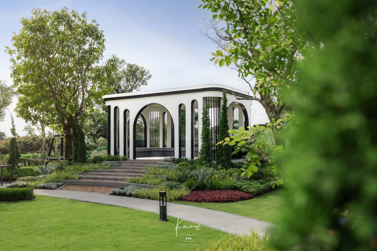 Pavilion ศาลาเปิดโล่งในสวนส่วนกลาง