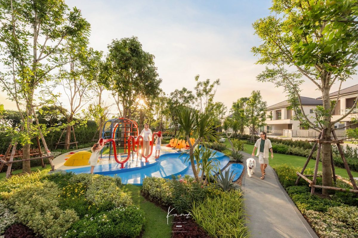 Main Park ทางเดินโค้งกับสนามเด็กเล่น