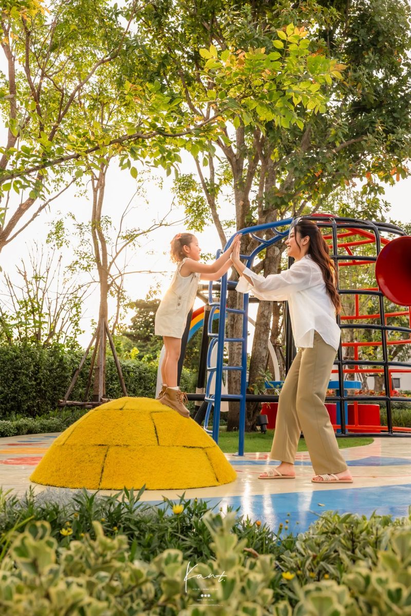 ผู้ปกครองกับเด็กที่ Playground ของโครงการ
