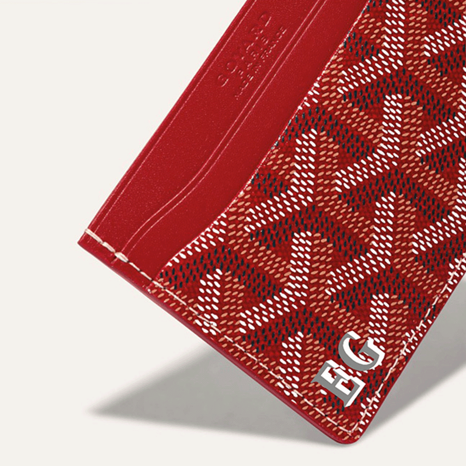 รายละเอียดลาย Goyardine สีแดงและอักษรย่อสีขาวบนกระเป๋าสตางค์