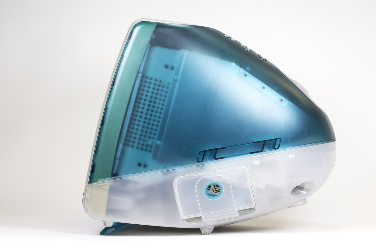 iMac G3 สี Bondi Blue ปี 1998 มองจากด้านข้าง เห็นตัวเครื่องพลาสติกโปร่งแสงสีฟ้าอมเขียว
