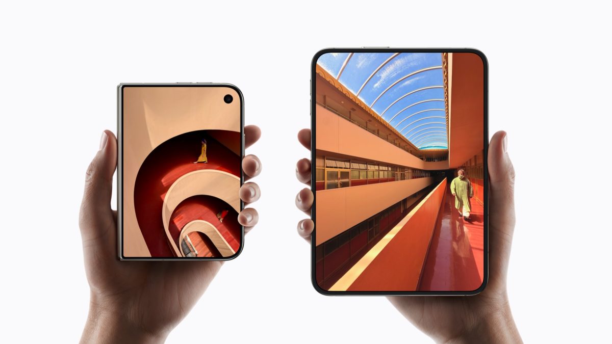 iPhone Duo มือถือจอพับรุ่นแรกของ Apple ในมือสองข้าง เครื่องหนึ่งพับอยู่ อีกเครื่องกางจอเต็ม