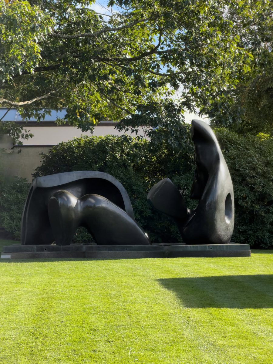 ประติมากรรมสำริดทรงโค้งบนสนามหญ้าใน Sculpture Park ของ Louisiana