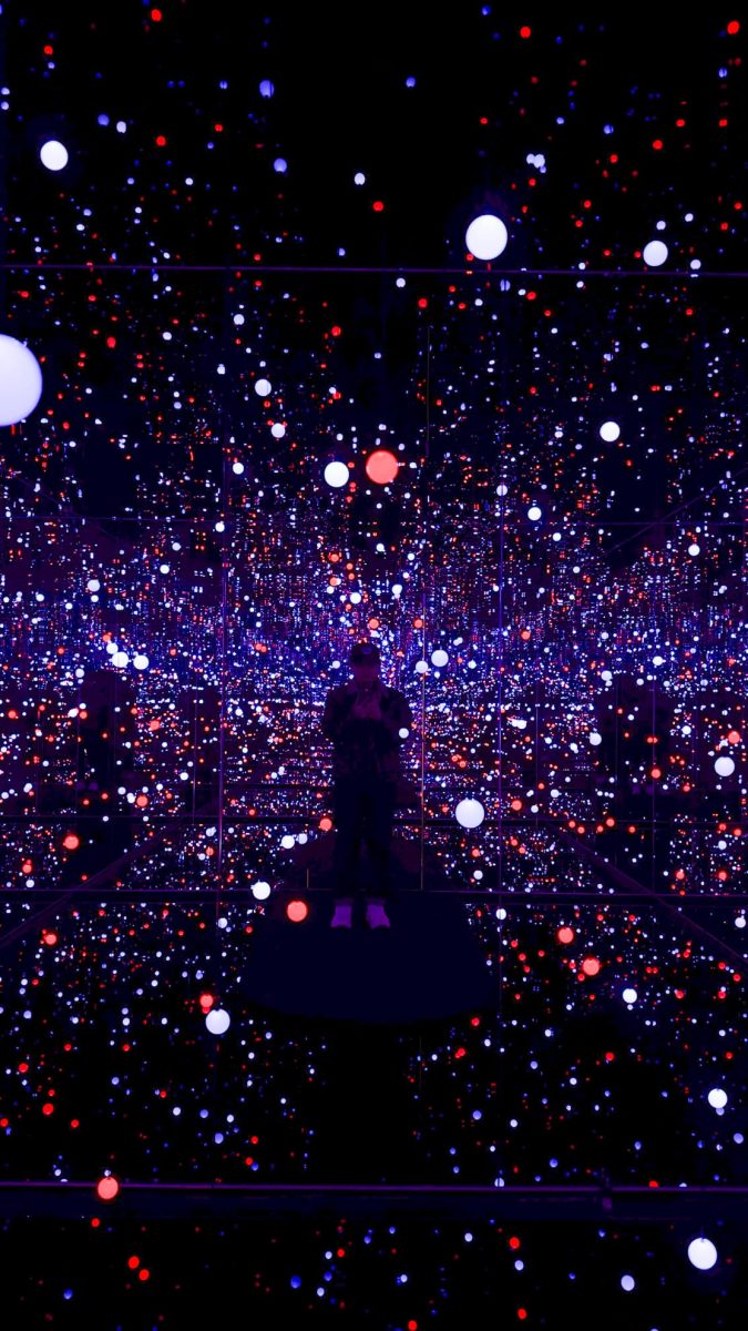 ห้องกระจก Gleaming Lights of the Souls ของ Yayoi Kusama แสงไฟหลากสีสะท้อนไม่รู้จบ