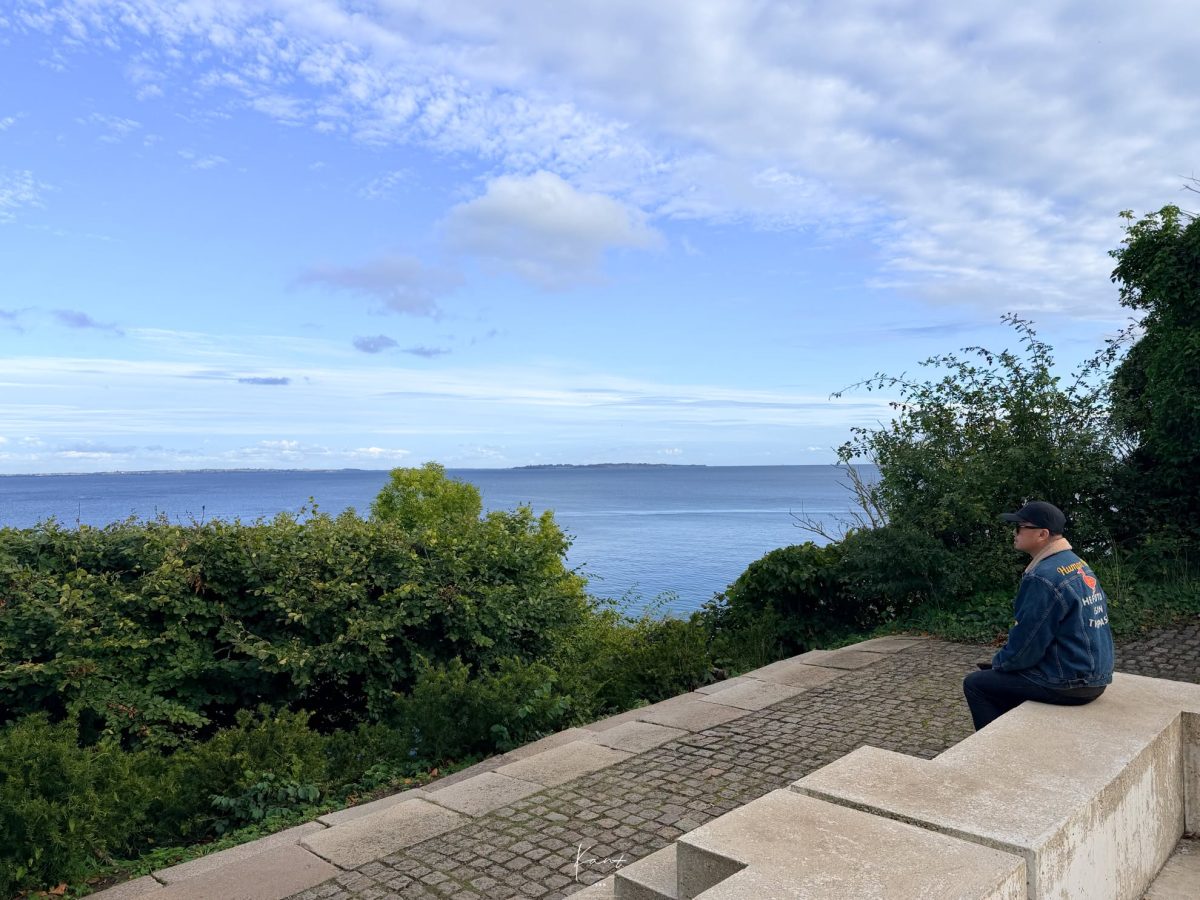 ระเบียงชมวิวทะเลช่องแคบ Øresund มีคนนั่งพัก