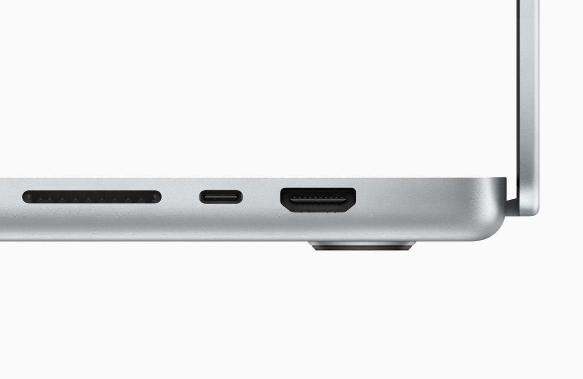 ด้านข้าง MacBook Pro ปี 2021 เห็นช่องอ่านการ์ด SDXC ช่อง Thunderbolt และช่อง HDMI ที่ Apple นำกลับมา
