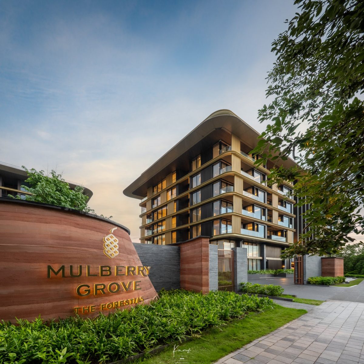 ป้ายโครงการ Mulberry Grove กับอาคาร Low-rise ด้านหลัง