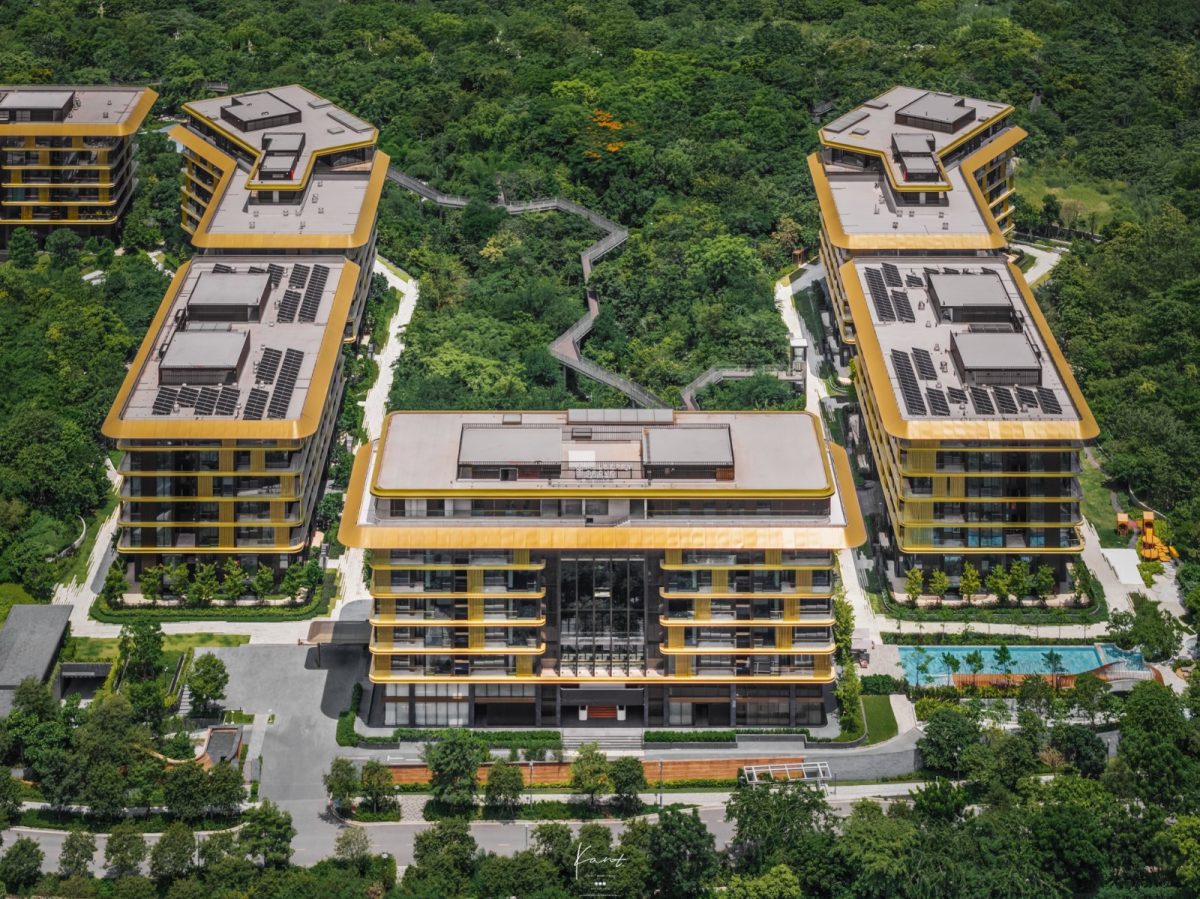 ภาพมุมสูงอาคาร Low-rise ของ Mulberry Grove The Forestias ท่ามกลางต้นไม้ บางนา–ตราด กม.7