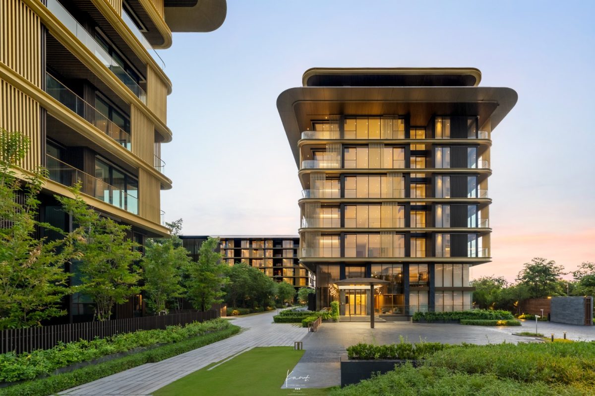 อาคาร Low-rise ของ Mulberry Grove The Forestias ยามเย็น