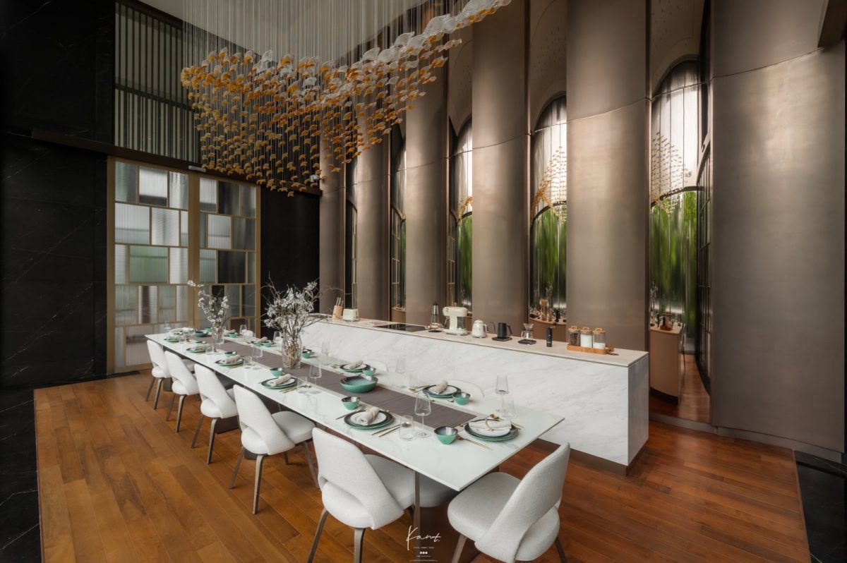 ห้อง Dining Room โต๊ะหินอ่อนแนวยาวใต้ประติมากรรมโคมไฟ