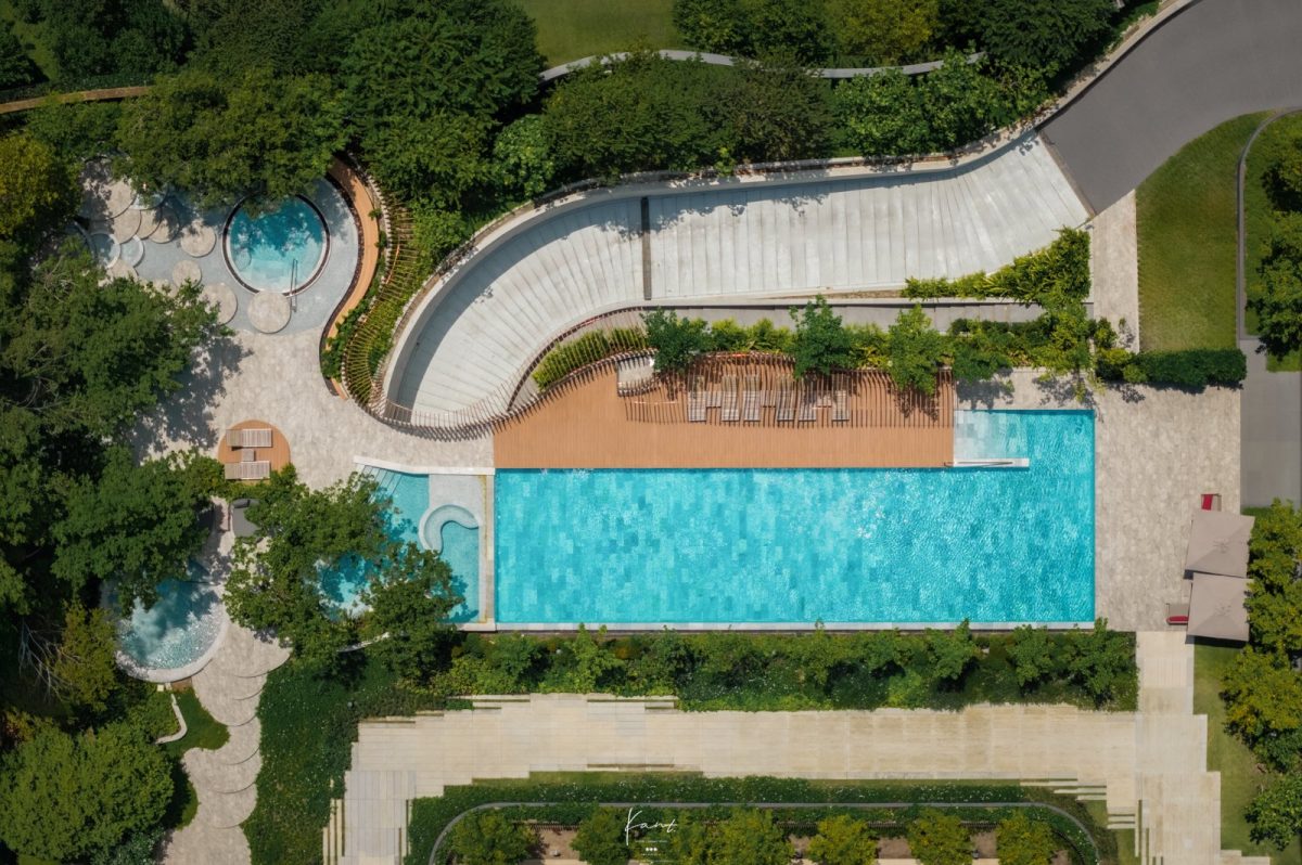 ภาพมุมสูงสระ Lap Pool ต่อกับสระเด็กปลายด้านหนึ่ง