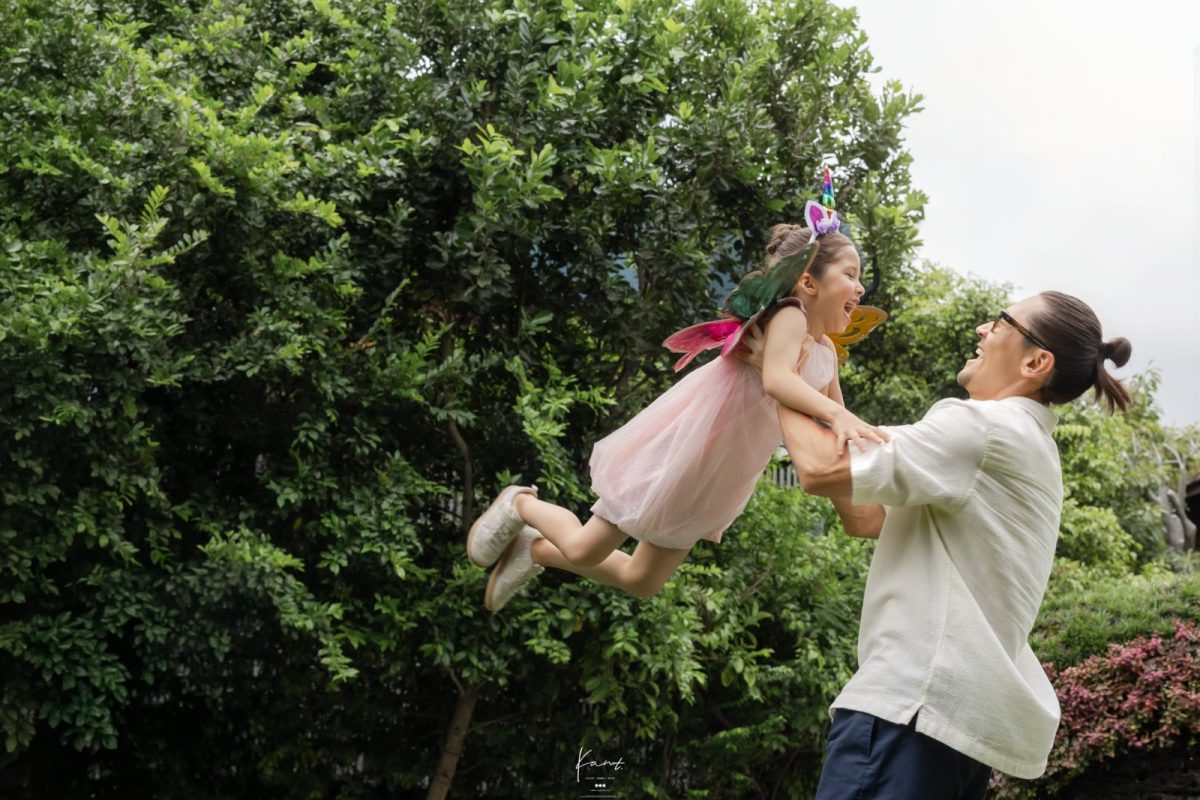 พ่อเล่นกับลูกท่ามกลางป่าของ The Forestias