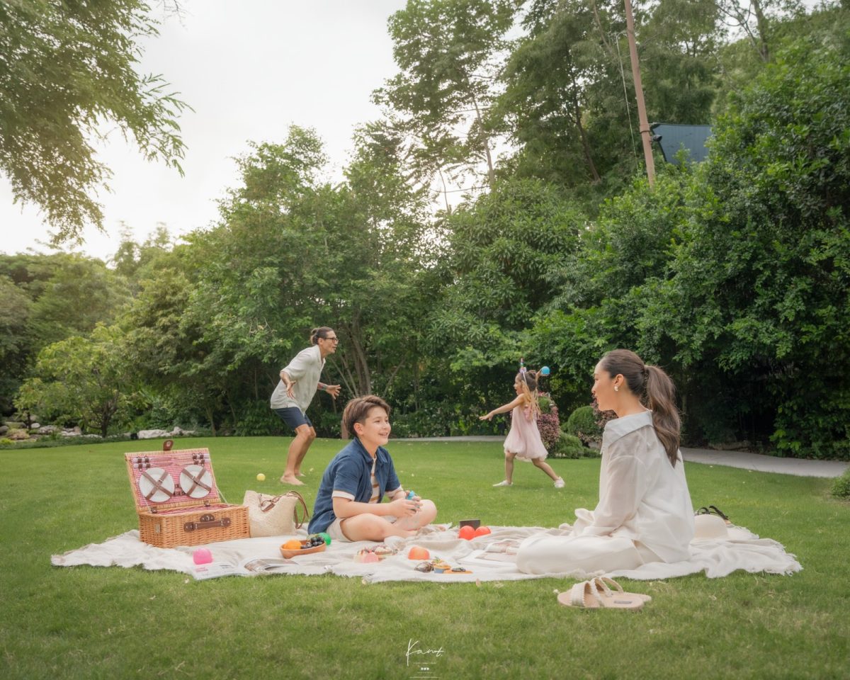 ครอบครัวปิกนิกบน Happy Lawn